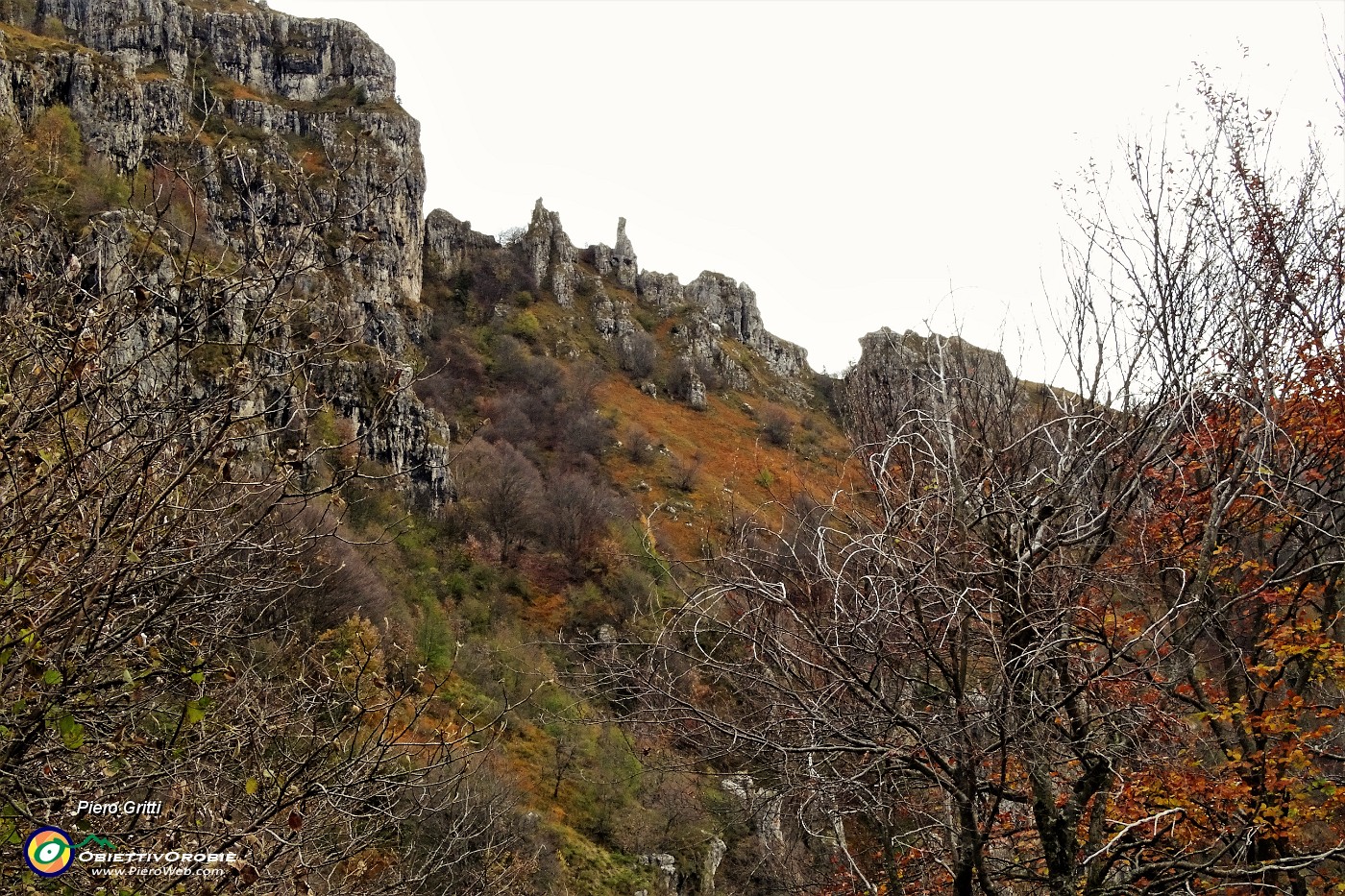 42 Passaggio sotto torrioni, guglie, pinnacolo del Sornadello.JPG